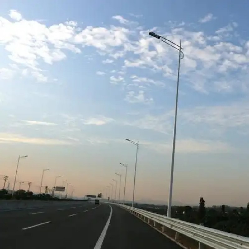 道路太陽能路燈與市電路燈的優(yōu)缺點(diǎn)